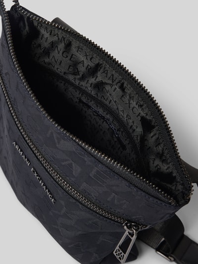 Produktfoto, Handtasche mit Logo-Muster und Label-Applikation von Armani Exchange in Dunkelgrau mit Reißverschluss, Außenfach und Schulterriemen, Herren Modell, Hauptfach 21 cm breit, 23 cm lang, 2 cm tief, Schulterriemen 102 cm, glatte Textur