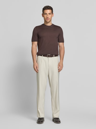 Männermodel trägt Regular Fit Pullover aus reiner Schurwolle Modell 'UMAURO' von BOSS, Optik: Unifarben, Rundhals, Kurzarm, Material: reine Schurwolle, Ganzkörperansicht von vorne.