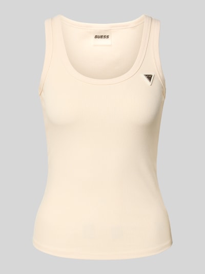 Produktfoto, hellbeiges Slim Fit Top aus Viskose-Mix Modell 'Colette' von Guess Activewear mit Logo-Applikation und Rundhalsausschnitt.
