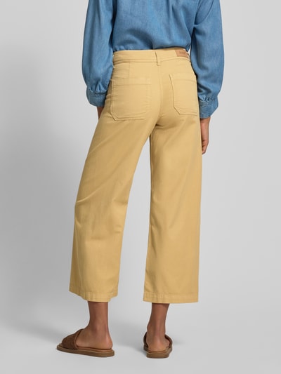 Frauenmodel trägt Culotte mit Eingrifftaschen Modell 'Perla' von JOOP!, ausgestellter Schnitt im Baumwoll-Mix mit Stretch-Anteil, Ganzkörperansicht Rückansicht.