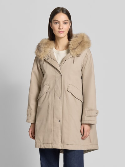 Modelka kobieca ma na sobie beżową parkę z bawełny Regular Fit Parka aus reiner Baumwolle von Marc O'Polo, miękka faktura, prostokątne kieszenie, widok z przodu całej sylwetki.