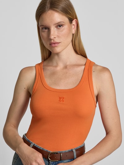 Frauenmodel trägt Regular Fit Tanktop aus Baumwoll-Mix Modell 'DATAMIA' von HUGO in Orange, Damen Tanktop, Nahaufnahme Oberkörper.
