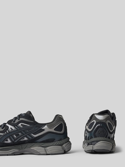 Produktfoto, sneakersy 'Sneaker mit Kontraststreifen Modell 'GEL-NYC'' od ASICS TIGER, kolor czarny z paskami w kontrastowym kolorze, zaokrąglony kształt, fakturowana podeszwa, wysokość obcasa 4 cm w rozmiarze 44, wysokość cholewki 7 cm w rozmiarze 44, szerokość cholewki 9 cm w rozmiarze 44