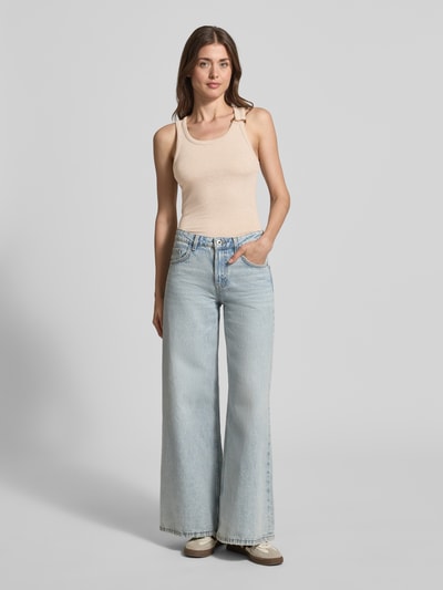 Frauenmodel trägt Regular Fit Tank Top aus Viskose-Mix Modell 'KIKI' von Vero Moda in Unifarbe mit Rippstruktur, Ganzkörperansicht von vorne.