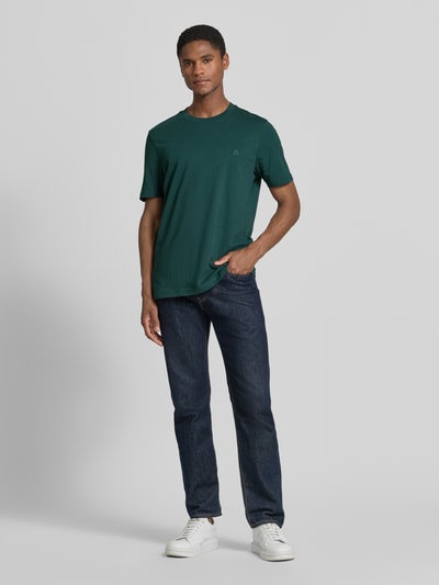 Männermodel trägt Regular Fit T-Shirt mit Logo-Stitching von MCNEAL in Dunkelgrün, Reine Baumwolle, Rundhalsausschnitt, Ganzkörperansicht von vorne.