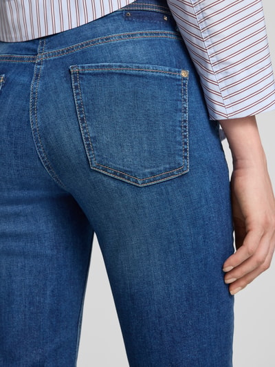 Männermodel trägt Slim Fit Jeans aus Baumwoll-Mix Modell 'PIPER' von CAMBIO, Damen Slim Fit Jeans, Nahaufnahme Oberschenkel Rückansicht