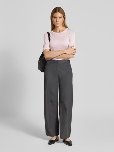 Frauenmodel trägt T-Shirt aus Viskose-Mix in Feinstrick-Optik von Christian Berg Woman Selection, eng anliegende Passform, 3/4-Arm, Rundhalsausschnitt, Ganzkörperansicht von vorne.