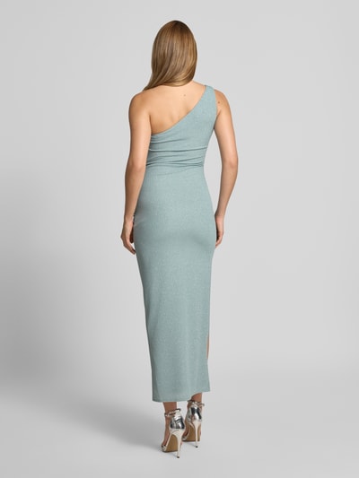 Frauenmodel trägt figurbetontes Midikleid mit Seitenschlitz von TROYDEN COLLECTION in Hellblau, One-Shoulder-Look, Drapierungen, Ganzkörperansicht Rückansicht.