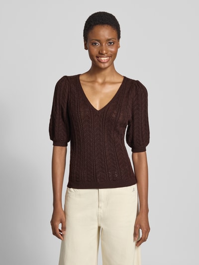 Frauenmodel trägt Pullover aus Viskose-Mix in Strick-Optik Modell 'Clarry' von FREE/QUENT, dunkelbraun, tailliert, V-Ausschnitt, semitransparent, Ganzkörperansicht von vorne.