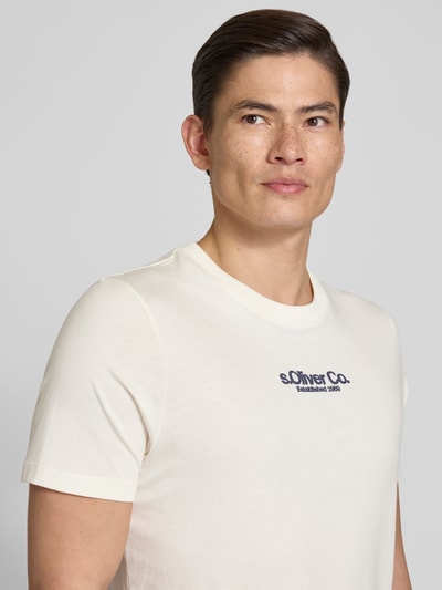 Männermodel trägt Regular Fit T-Shirt aus reiner Baumwolle von s.Oliver RED LABEL, Optik: Unifarben, Rundhals, Kurzarm, Label-Schriftzug, Nahaufnahme Oberkörper.