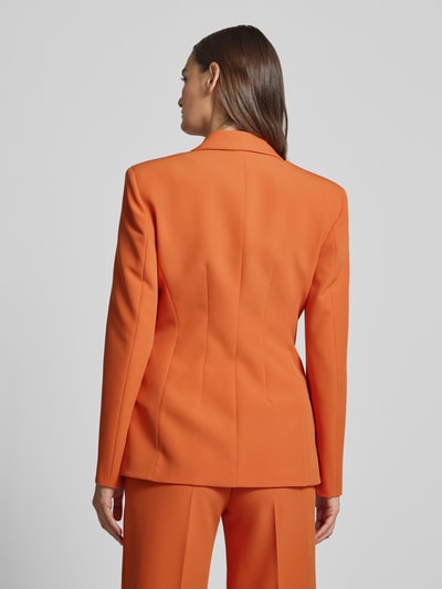 Modelka nosi Regular Fit Longblazer mit 1-Knopf-Verschluss Modell 'ASMALLA-1' von HUGO w kolorze pomarańczowym, damski Longblazer, całkowity widok z tyłu