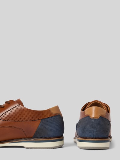 Produktfoto, Schnürschuhe aus echtem Leder von BULLBOXER in Braun und Blau mit schmaler Passform, profilierter Sohle und 2 cm Absatz, Schafthöhe 8 cm, Schaftweite 10 cm.