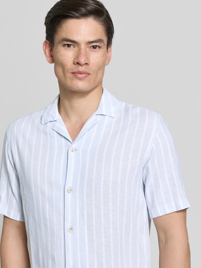 Männermodel trägt Relaxed Fit Freizeithemd aus Viskose-Leinen-Mix von Tom Tailor Denim, Optik:Allover-Muster, gestreift, Nahaufnahme Oberkörper.