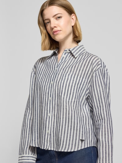 Frauenmodel trägt Boxy Fit Leinenbluse mit Allover-Muster Modell 'ALBATRO' von Weekend Max Mara, Optik:Allover-Muster, Passform:Boxy-Fit, Kragenform:Hemdblusenkragen, Logo-Stitching, Rückenpasse mit Cacharel-Falte, einreihige Knopfleiste, Ärmelform:Langarm, Ärmelabschluss:Manschette, Material:reines Leinen, Ganzkörperansicht von vorne.