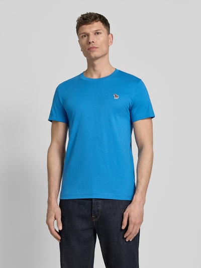 Männermodel trägt Slim Fit T-Shirt mit Rundhalsausschnitt von PAUL SMITH aus reiner Baumwolle in Blau mit dezentem Stitching, Ganzkörperansicht von vorne. Rückenlänge bei Größe M: 69 cm.