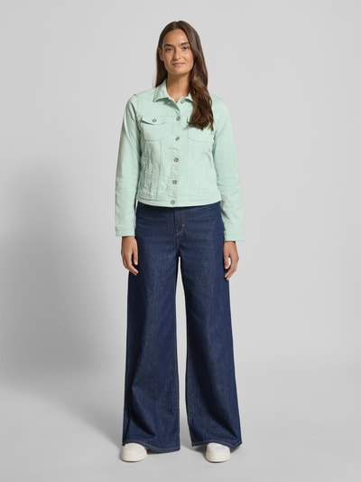 Vrouwenmodel draagt Regular Fit Jeansjacke aus Baumwoll-Mix van Tom Tailor, lichtgroene denim, knoopsluiting, borstzakken, gewone fit, voorkant volledige lichaamsaanzicht.