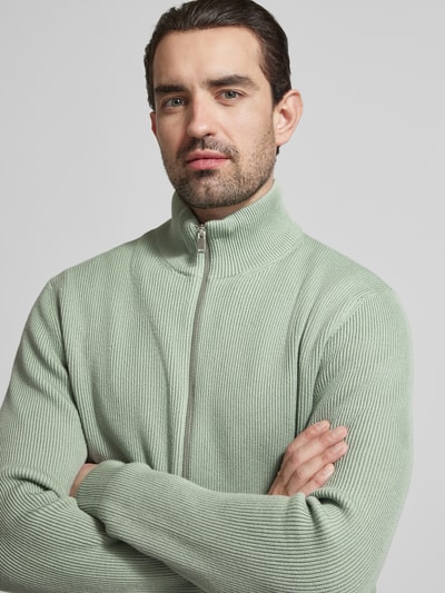 Männermodel trägt Cardigan mit Stehkragen und Reißverschluss von Lindbergh, Baumwoll-Mix, Regular-Fit, Ripp-Optik, Nahaufnahme Oberkörper.