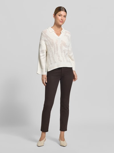 Frauenmodel trägt Slim Fit Jeans mit Lyocell-Anteil von Marc Cain, dunkelbraun, 5-Pocket-Design, 7/8-Länge, Ganzkörperansicht von vorne. Elastischer Material-Mix, Knopf- und Reißverschluss, Bundweite 36 cm, Innenbeinlänge 72 cm.