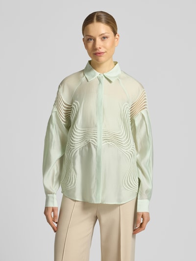 Vrouwenmodel draagt Regular Fit blouse met verdekte knoopsluiting model 'MOLLY' van Copenhagen Muse in lichtgroen met overhemdkraag, dames blouse, ruglengte maat S 67 cm, mouwlengte maat S 76 cm, voorkant geheel zichtbaar, ganzekörperansicht van voren.