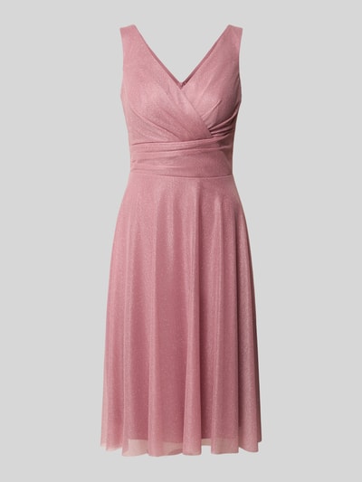 Produktfoto, Knielanges Cocktailkleid mit V-Ausschnitt von TROYDEN COLLECTION aus rosa Chiffon mit tailliertem Schnitt und breiten Trägern.