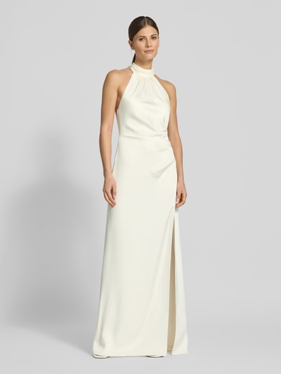 Frauenmodel trägt Regular Fit Abendkleid mit Raffungen von Jake*s Cocktail in cremefarbenem Satin, ärmellos, Halterneck, Gehschlitz, Rückenausschnitt, Ganzkörperansicht von vorne.
