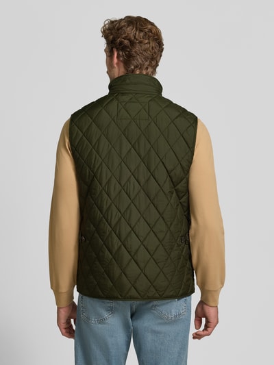 Mężczyzna nosi kamizelkę Regular Fit Weste mit Logo-Patch model 'BEATON' od Polo Ralph Lauren, kolor ciemnozielony, pikowana struktura, widok całej sylwetki z tyłu.