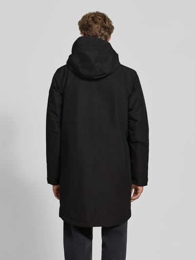 Männermodel trägt Regular Fit Parka mit Kapuze Modell 'Kenny' von Didriksons in Schwarz, glatte Oberfläche, Rückansicht, Ganzkörperansicht. Rückenlänge, Schulterbreite, Brustweite und Ärmellänge laut Größe M.