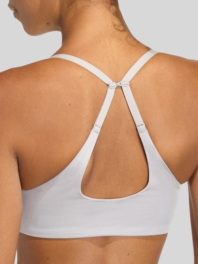 Frauenmodel trägt Bikini-Oberteil mit Logo-Detail Modell 'OPT ESS LBRA' von adidas Sportswear in Unifarbe, Stretch, Ganzkörperansicht Rückansicht.