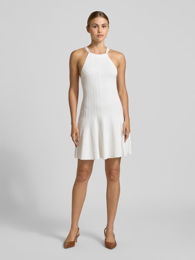 Frauenmodel trägt Tailliertes Strickkleid aus Viskose-Mix von Polo Ralph Lauren in Weiß mit Zopfmuster und Collierkragen, Ganzkörperansicht von vorne.