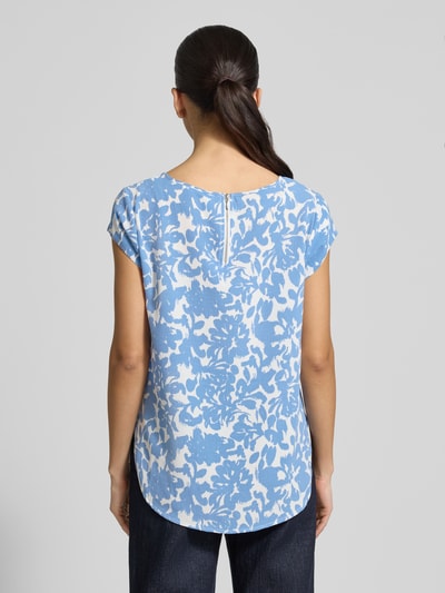 Modelka prezentuje Relaxed Fit Blusenshirt in Crêpe-Verarbeitung Modell 'VIC' od Only, efekt: wzór na całej powierzchni, krój relaxed fit, dekolt w łódkę, krótkie rękawy, zaokrąglone wykończenie, wykończenie materiału: krepa, widok całej sylwetki z tyłu.
