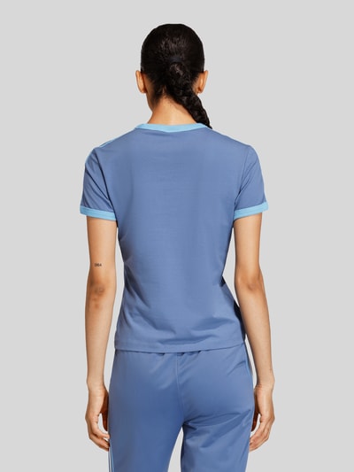 adidas Originals T-shirt o kroju regular fit z Mieszanka bawełny Niebieski 5