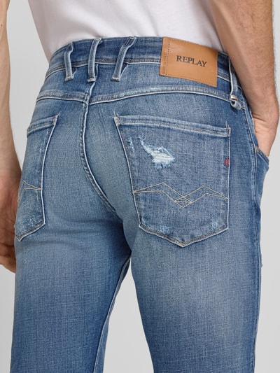 Männermodel trägt Slim Fit Jeans im Used-Look Modell 'Anbass' von Replay, heller Denim, 5-Pocket-Design, Nahaufnahme Rückansicht. Herren Jeans von Replay, Elastischer Baumwoll-Mix, Knopf- und Reißverschluss, Bundweite 42 cm, Innenbeinlänge 81 cm.