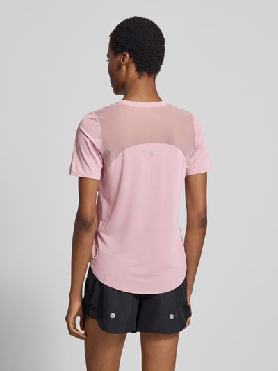 Frauenmodel trägt Regular Fit T-Shirt mit Stretch-Anteil Modell 'Road' von ASICS TIGER in Rosa, reflektierender Logo-Print, Rückenansicht Ganzkörperansicht.