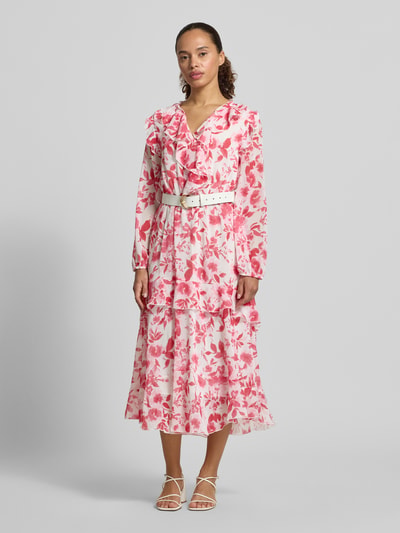 Vrouwenmodel draagt Midikleid met Volants model 'Scarlet' van ZABAIONE in roze-wit, getailleerde fit, Serafino-hals, riem, geheel van voren.