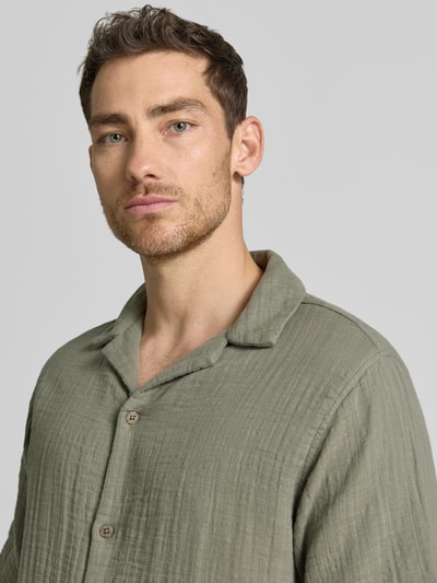 Männermodel trägt Relaxed Fit Freizeithemd mit Strukturmuster von Lindbergh aus Reiner Baumwolle, Reverskragen, Knopfleiste, Nahaufnahme Oberkörper.