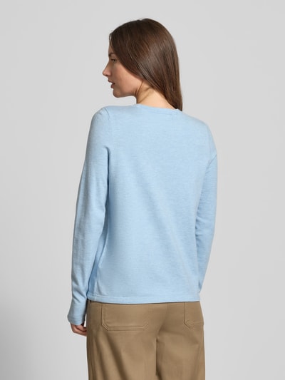 Frauenmodel trägt Strickpullover in Ripp-Optik mit Rundhalsausschnitt von Christian Berg Woman in Hellblau, tailliert, Rückansicht Ganzkörperansicht.