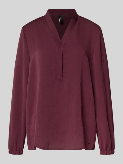 Produktfoto, Regular Fit Bluse mit V-Ausschnitt von Marc Cain, krój regular fit, detal z logo, długość pleców w rozmiarze 36: 65 cm, długość rękawa w rozmiarze 36: 59 cm, głęboki bordowy kolor, miękka faktura