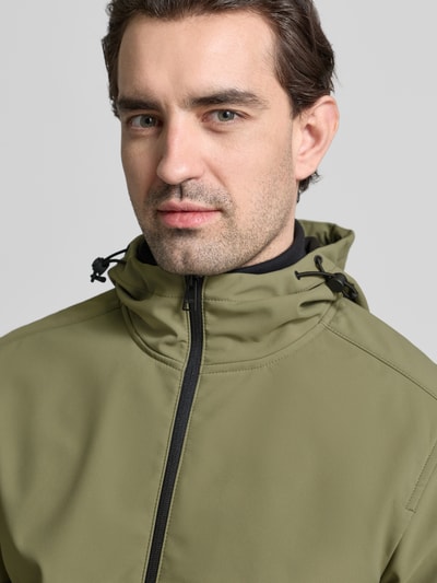 Männermodel trägt Regular Fit Funktionsjacke mit Kapuze von Tom Tailor Denim in Unifarbe, Nahaufnahme Oberkörper. Jacke ist wasserdicht, atmungsaktiv und wärmeisolierend, mit Stehkragen, elastischen Abschlüssen und Label Stitching.
