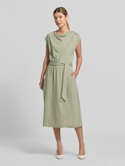 Vrouwenmodel draagt Relaxed Fit vrijetijdsjurk uit viscosemix van s.Oliver BLACK LABEL in lichtgroen, glad oppervlak, volledige lichaamsvoorzijde