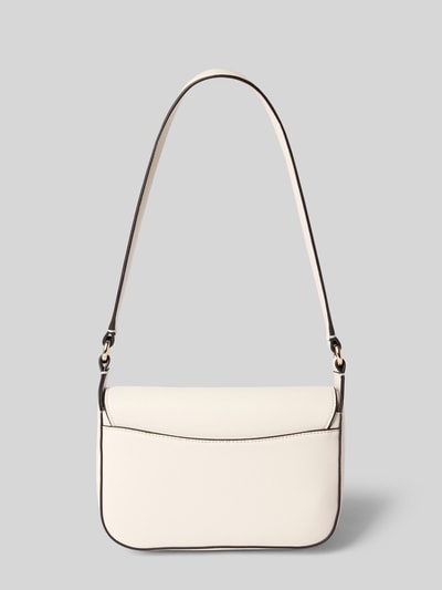 Produktfoto, Shoulder Bag mit Logo-Detail Modell 'Ruby' von GUESS in cremefarbener Leder-Optik, rechteckige Form, neutraler Hintergrund, Damen Shoulder Bag mit Überschlag, Magnetverschluss und Schulterriemen, Maße 20x14x6 cm, Länge Schulterriemen 60 cm