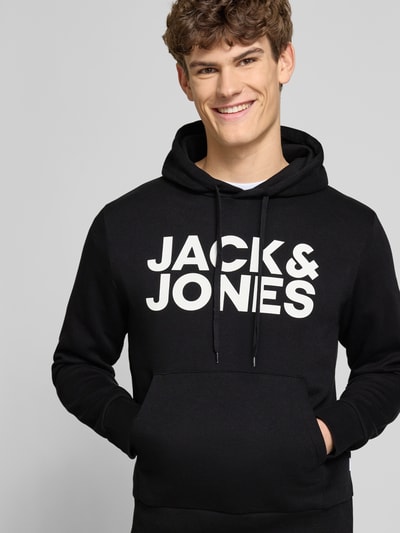 Männermodel trägt Hoodie mit Label-Print und Känguru-Tasche von Jack & Jones, Baumwoll-Mix, Regular Fit, Nahaufnahme Oberkörper