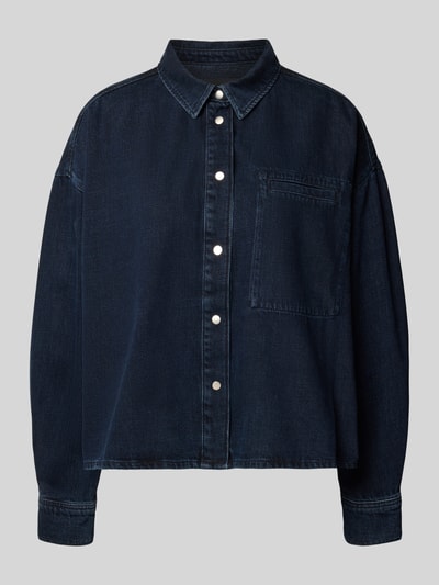 Produktfoto, dunkelblaue Relaxed Fit Jeansbluse aus reiner Baumwolle Modell 'NALAANI' von ARMEDANGELS, glatte Oberfläche, sichtbare Knopfleiste, strukturierte Nahtdetails