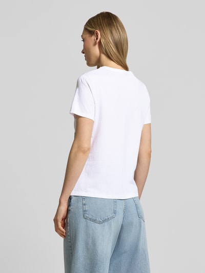 Vrouwenmodel draagt T-shirt met motiefprint en ronde hals van Marc Cain, puur katoen, straight fit, ruglengte maat 36: 54 cm, volledig zicht achteraan