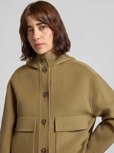 Frauenmodel trägt Jacke aus Schurwoll-Mix mit Pattentaschen von Luisa Cerano in Beige, sichtbare Knopfleiste, Kapuze, Nahaufnahme Oberkörper, Regular Fit, Material mit Kaschmir-Anteil, strukturierte Oberfläche