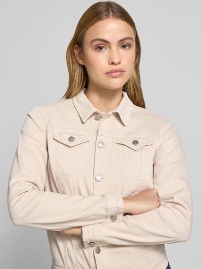 Frauenmodel trägt Jeansjacke mit Pattentaschen Modell 'Erna' von Soyaconcept, Baumwoll-Mix mit Stretch-Anteil, Knopfleiste, Kentkragen, körpernaher Schnitt, Nahaufnahme Oberkörper.