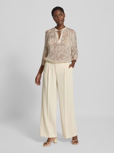 Frauenmodel trägt Regular Fit Bluse aus Viskose mit Schnürung und 3/4-Arm von Jake*s Collection, Allover-Muster, Ganzkörperansicht von vorne.