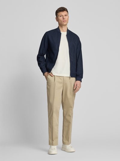 Männermodel trägt Jacke aus Baumwoll-Leinen-Mix mit Zweiwege-Reißverschluss von Jack & Jones Premium, navy, regular fit, ganzkörperansicht von vorne