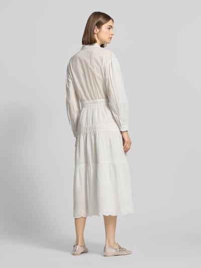 Vrouwenmodel draagt Midi-Freizeitkleid aus reiner Baumwolle Modell 'CELESTE' van Pepe Jeans, wit, uni, figuurvolgend, midi, hoge hals, kantborduursel, ballonmouwen met manchetten, geschulpte zoom, puur katoen. Volledige lichaamsopname achteraan.