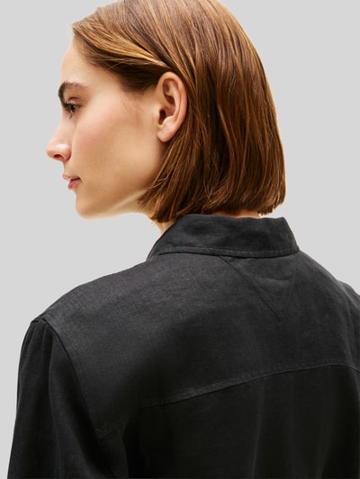Frauenmodel trägt Relaxed Fit Langarmbluse aus reinem Leinen von Tommy Hilfiger, Optik: Unifarben, Materialverarbeitung: Flammgarn, Ganzkörperansicht Rückansicht.