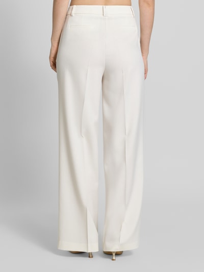 Frauenmodel trägt Stoffhose aus Viskose-Mix mit Bügelfalte von More & More in Creme, Wide-Leg-Fit, Reißverschluss, Ganzkörperansicht Rückansicht.
